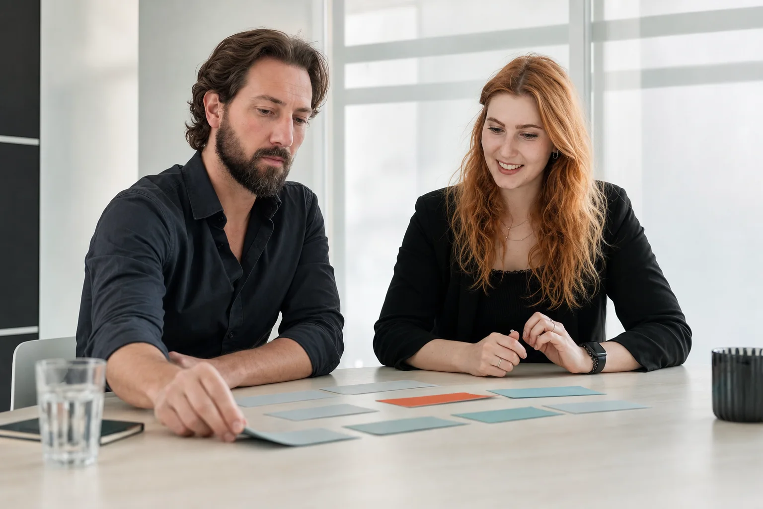 Thorben Vogt und Marieke Decker bei der gemeinsamen Strukturierung eines Onboarding-Prozesses
